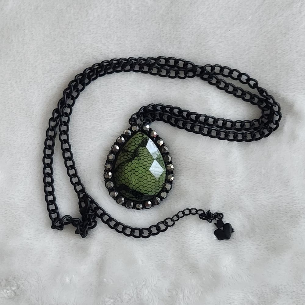 🖤🐍Women’s Green & Black Reptile & Lace-Inspired Pendant Necklace, Black Chain